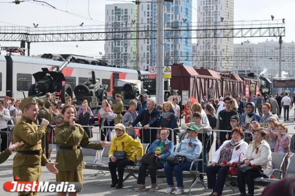 Екатеринбуржцы встретили ретропоезд «Эшелон Победы» - Фото 2