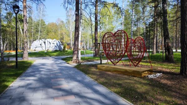 В Верхней Пышме к летнему сезону благоустроили городской парк, где начало работать 35-метровое «Колесо обозрения» - Фото 3