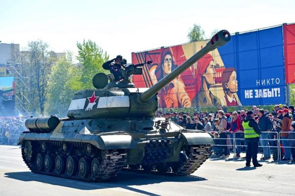 9 Мая в Медной столице Урала: памятные акции, «Судьба солдата», «Вальс Победы», шествие военной техники и праздничный салют - Фото 7