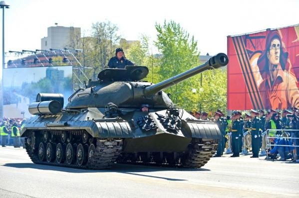 9 Мая в Медной столице Урала: памятные акции, «Судьба солдата», «Вальс Победы», шествие военной техники и праздничный салют - Фото 9