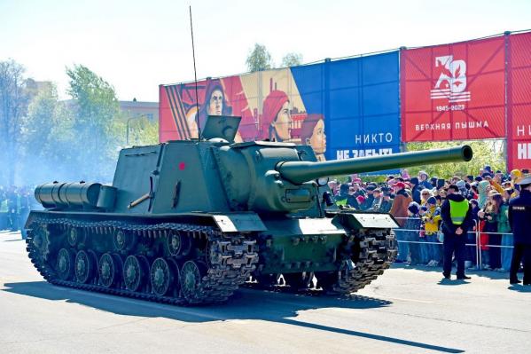 9 Мая в Медной столице Урала: памятные акции, «Судьба солдата», «Вальс Победы», шествие военной техники и праздничный салют - Фото 14