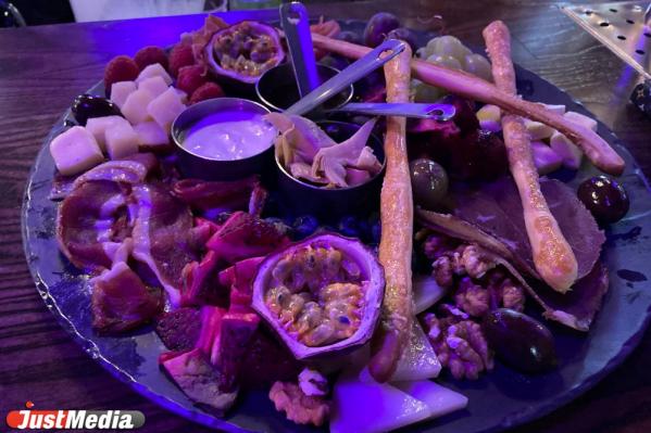 Из Екатеринбурга в Сингапур: в «Огоньке» спектаклем представили новое меню - Фото 2