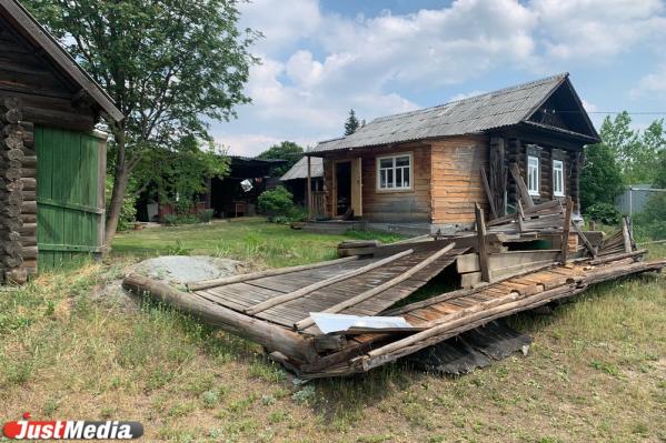 В старинной свердловской деревне восстановили шестиметровый православный крест, который снес смерч  - Фото 2