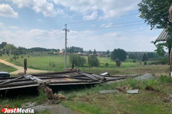В старинной свердловской деревне восстановили шестиметровый православный крест, который снес смерч  - Фото 3