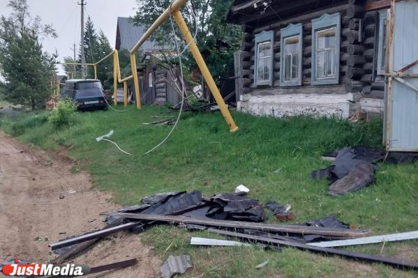 В старинной свердловской деревне восстановили шестиметровый православный крест, который снес смерч  - Фото 4