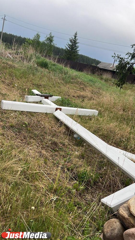 В старинной свердловской деревне восстановили шестиметровый православный крест, который снес смерч  - Фото 7