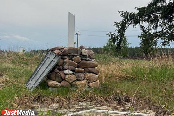 В старинной свердловской деревне восстановили шестиметровый православный крест, который снес смерч  - Фото 6