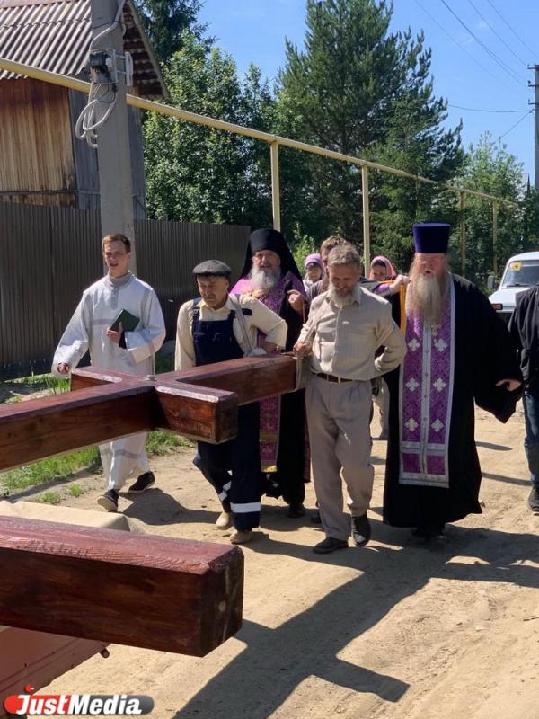 В старинной свердловской деревне восстановили шестиметровый православный крест, который снес смерч  - Фото 8