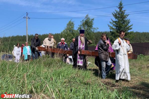 В старинной свердловской деревне восстановили шестиметровый православный крест, который снес смерч  - Фото 9
