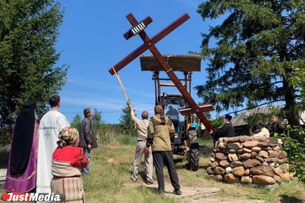 В старинной свердловской деревне восстановили шестиметровый православный крест, который снес смерч  - Фото 10