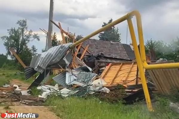 В старинной свердловской деревне восстановили шестиметровый православный крест, который снес смерч  - Фото 5