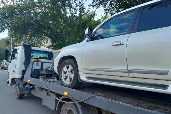 В Екатеринбурге приставы арестовали у должника, пока тот обедал в кафе, «Тойоту Ленд Крузер» - Фото 2