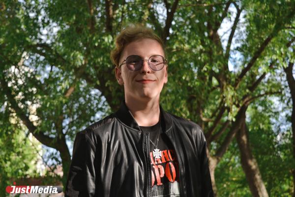 Андрей, бас-гитарист группы «АрКом»: «В холодную погоду легче придумываются мелодии». В Екатеринбурге +10 градусов. - Фото 3