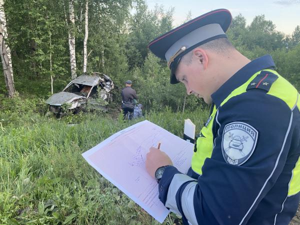 В Ирбите, вылетев через лобовое стекло после столкновения с деревом, погиб 22-летний водитель ВАЗа - Фото 3