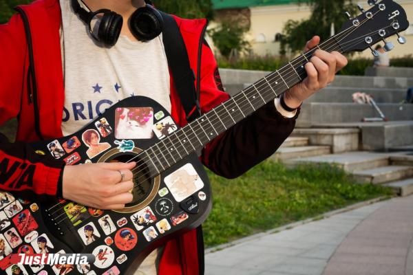 Илья Бойков, уличный музыкант: «А дождь на окнах рисует». В Екатеринбурге +31 градус - Фото 2