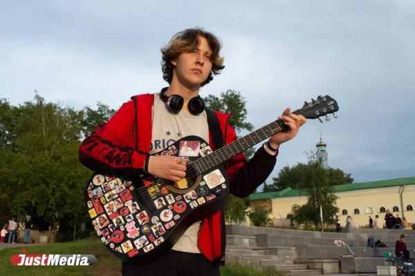 Илья Бойков, уличный музыкант: «А дождь на окнах рисует». В Екатеринбурге +31 градус - Фото 3