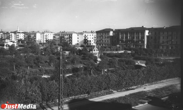 На Веселой — «рублевые» девицы и питьевая вода, а на Сенной — кони. История исчезнувших с карты Екатеринбурга площадей - Фото 4