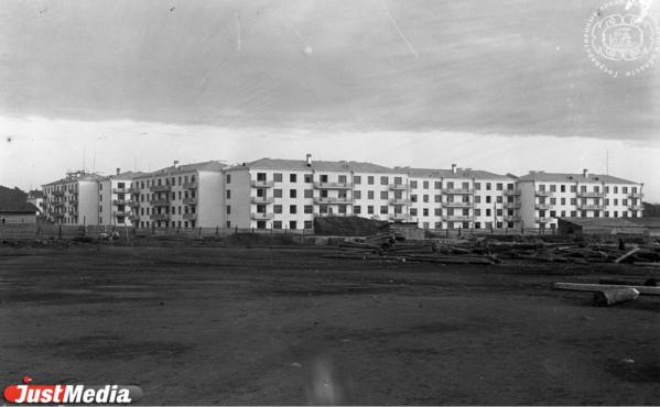 На Веселой — «рублевые» девицы и питьевая вода, а на Сенной — кони. История исчезнувших с карты Екатеринбурга площадей - Фото 9