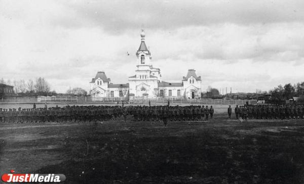 На Веселой — «рублевые» девицы и питьевая вода, а на Сенной — кони. История исчезнувших с карты Екатеринбурга площадей - Фото 11