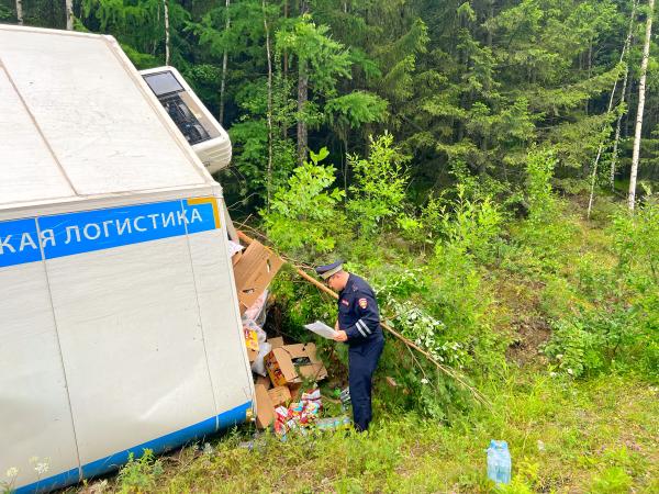 На Серовском тракте водитель большегруза, выехав на встречку, устроил страшную аварию. Пострадали 4 человека - Фото 3