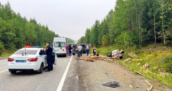На Серовском тракте водитель большегруза, выехав на встречку, устроил страшную аварию. Пострадали 4 человека - Фото 4