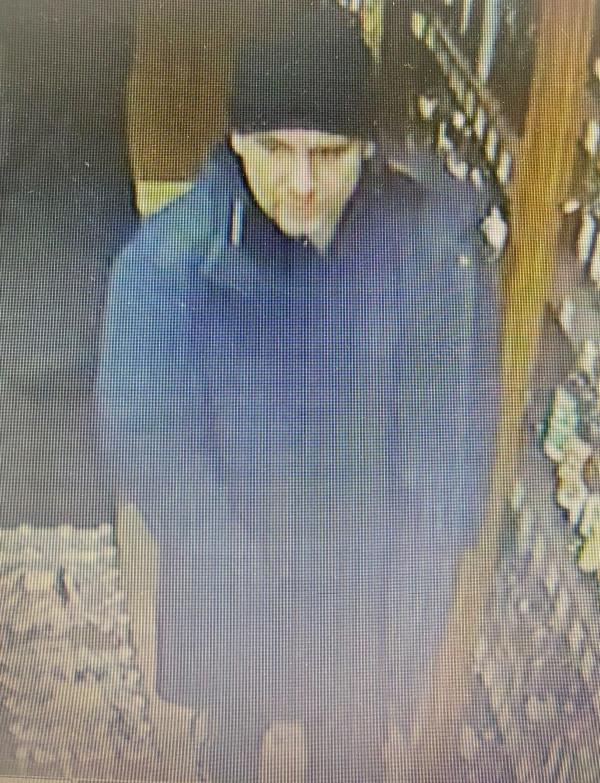 В Екатеринбурге разыскивают мужчину, который похитил из магазинов бутылку виски и дезодоранты - Фото 2
