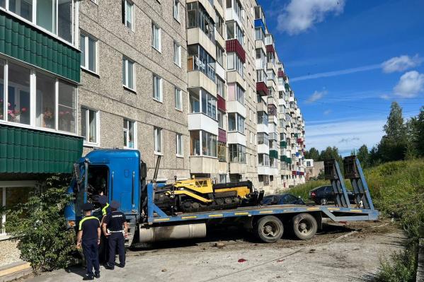 В Качканаре грузовик снес две легковушки и врезался в дом - Фото 4