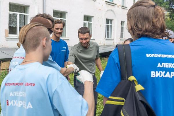 Депутат Алексей Вихарев и его волонтеры провели субботник в ЦГБ№23 - Фото 2