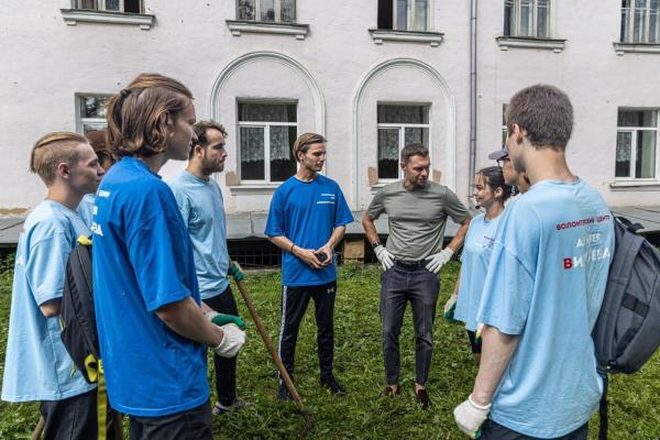 Депутат Алексей Вихарев и его волонтеры провели субботник в ЦГБ№23 - Фото 4