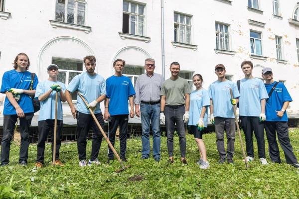 Депутат Алексей Вихарев и его волонтеры провели субботник в ЦГБ№23 - Фото 6
