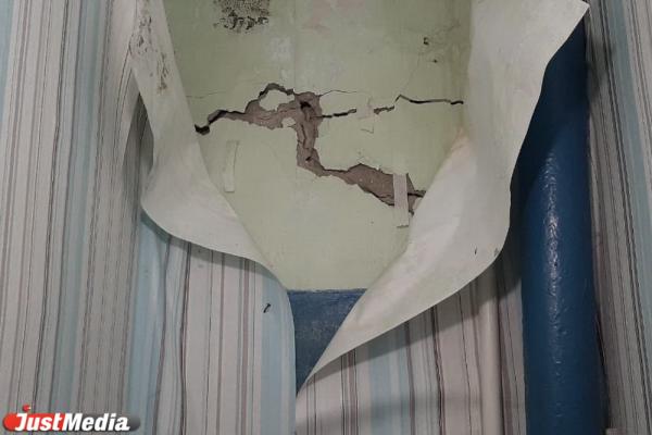 «Дом сложится целиком, а мы захлебнемся фекалиями». Жители уральской деревни живут в доме, уходящем под землю - Фото 5
