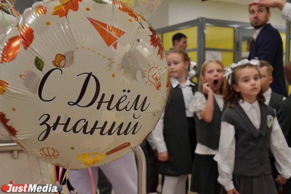 Евгений Куйвашев поздравил с Днем знаний учеников школы на Широкой речке - Фото 2