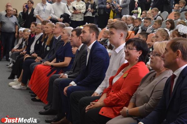 Евгений Куйвашев поздравил с Днем знаний учеников школы на Широкой речке - Фото 3