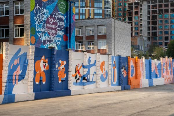 В центре Екатеринбурга появился 50-метровый арт-объект о взаимоотношениях между людьми - Фото 2