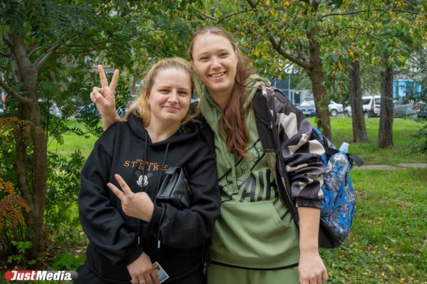 Татьяна и Анна, жиловщицы: «Осенний звук листопада умиротворяет». В Екатеринбурге + 22 градуса - Фото 2
