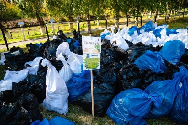 В Екатеринбурге активисты собрали на берегу Исети 13,5 тонн мусора - Фото 2