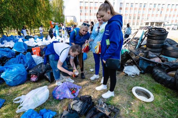 В Екатеринбурге активисты собрали на берегу Исети 13,5 тонн мусора - Фото 5