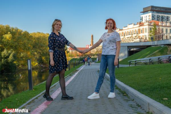Ведущий специалист Татьяна Колбина и оператор ЭВМ Юлия Дитятьева: «Любим осень за цвета и шуршащие листья». В Екатеринбурге +14 градусов - Фото 2