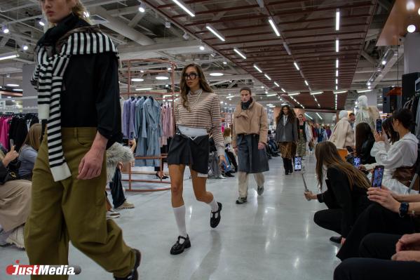 Платья-фартуки, самурайские штаны-юбки и бомберы для красивых тел. В «Гринвиче» прошел закрытый показ мод - Фото 7