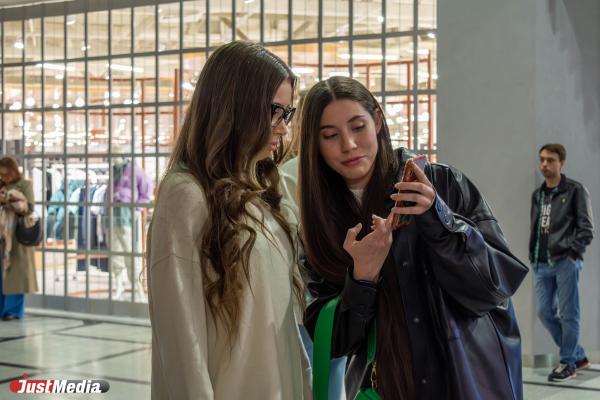 Платья-фартуки, самурайские штаны-юбки и бомберы для красивых тел. В «Гринвиче» прошел закрытый показ мод - Фото 10