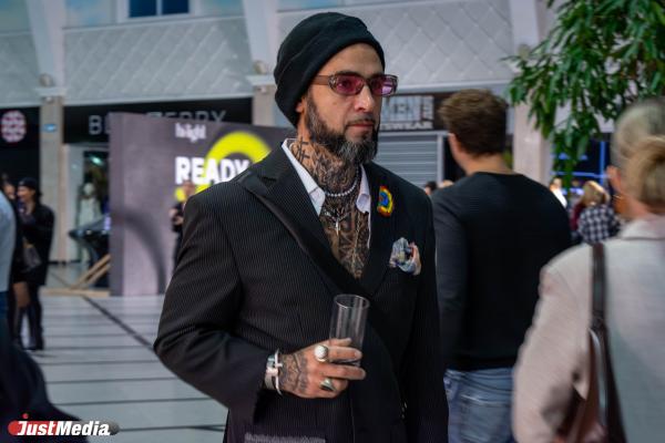 Платья-фартуки, самурайские штаны-юбки и бомберы для красивых тел. В «Гринвиче» прошел закрытый показ мод - Фото 13