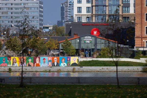 На набережной в Екатеринбурге появились стилизованные портреты горожан - Фото 3