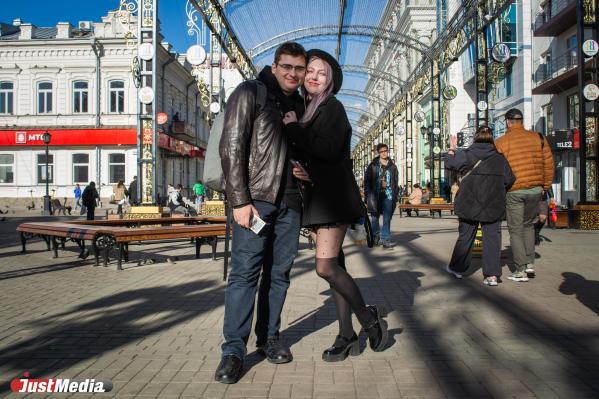 Художник Леся Шабис и помощник художника Дмитрий Шихалев: «В солнечную погоду мы любим гулять у воды». В Екатеринбурге –2 градуса - Фото 2