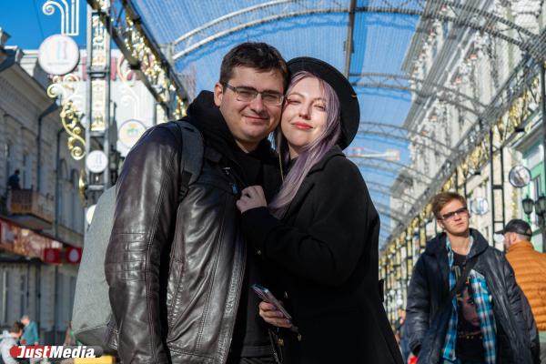 Художник Леся Шабис и помощник художника Дмитрий Шихалев: «В солнечную погоду мы любим гулять у воды». В Екатеринбурге –2 градуса - Фото 3