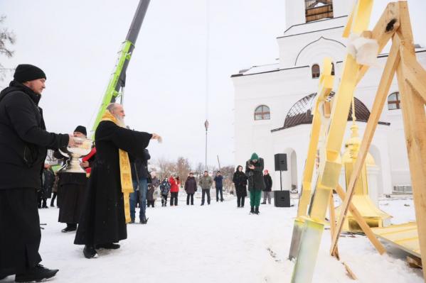 В Алапаевске освятили купола и кресты Александра Невского - Фото 2