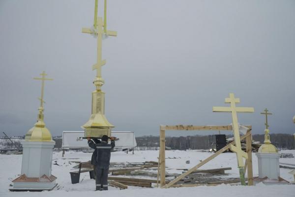 В Алапаевске освятили купола и кресты Александра Невского - Фото 3