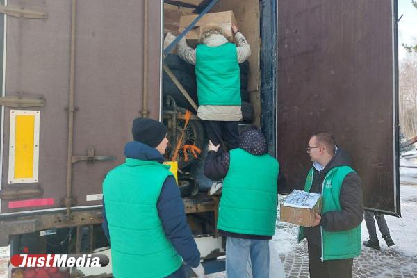 Из Екатеринбурга в зону СВО отправили 20-тонную фуру с гуманитарной помощью - Фото 2