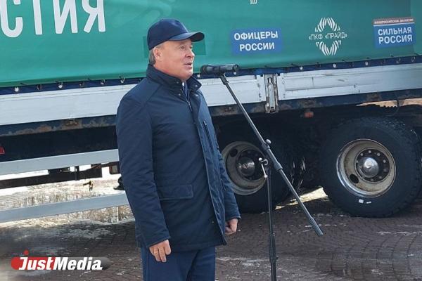 Из Екатеринбурга в зону СВО отправили 20-тонную фуру с гуманитарной помощью - Фото 4