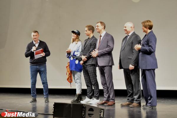 Спортсмены и семьи участников СВО из Екатеринбурга посмотрели фильм «Легенда о самбо» за месяц до премьеры - Фото 3
