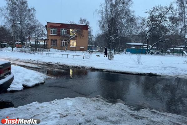 Во дворе пятиэтажки на Эльмаше забили фонтаны - Фото 2